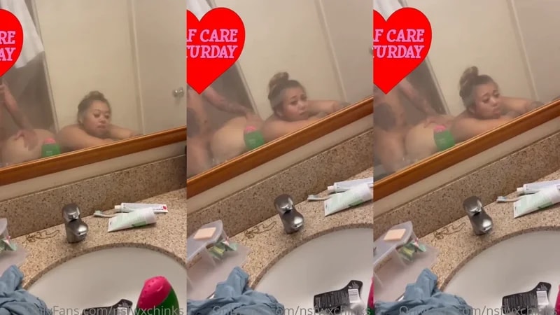 Vatsanaa Faz No Espelho Do Banheiro