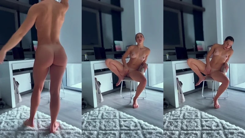 Brattygbaby Joue Avec Elle-Même Sur Une Chaise